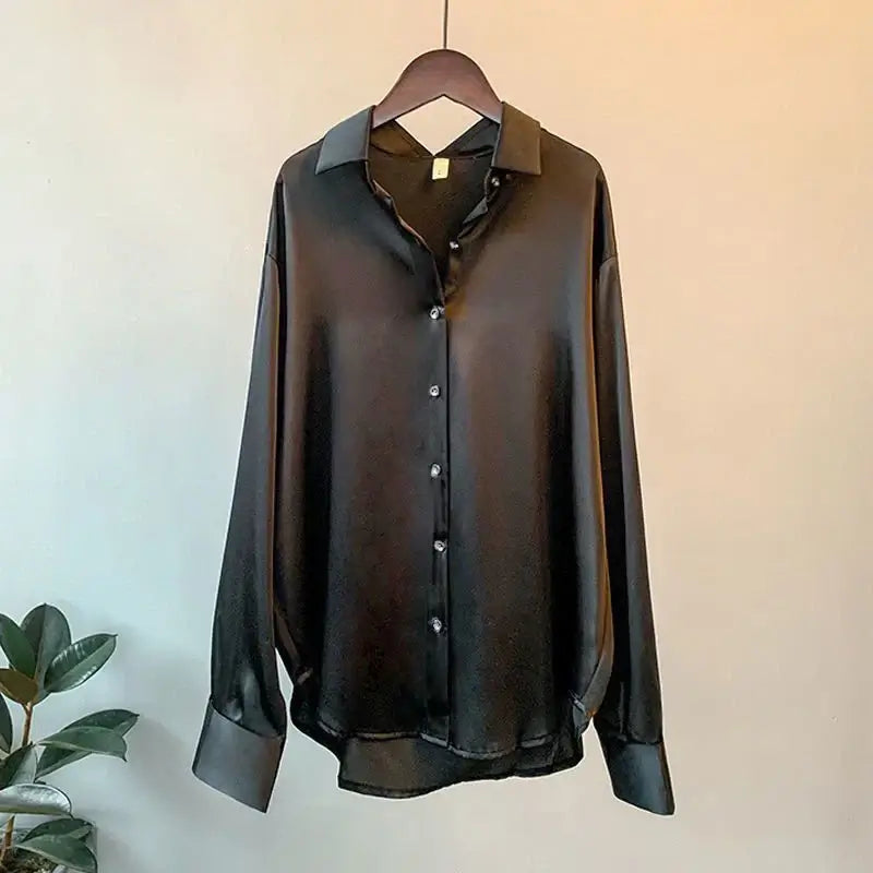 Elegant black satin shirt with long sleeves and button closure, perfect for casual wear.